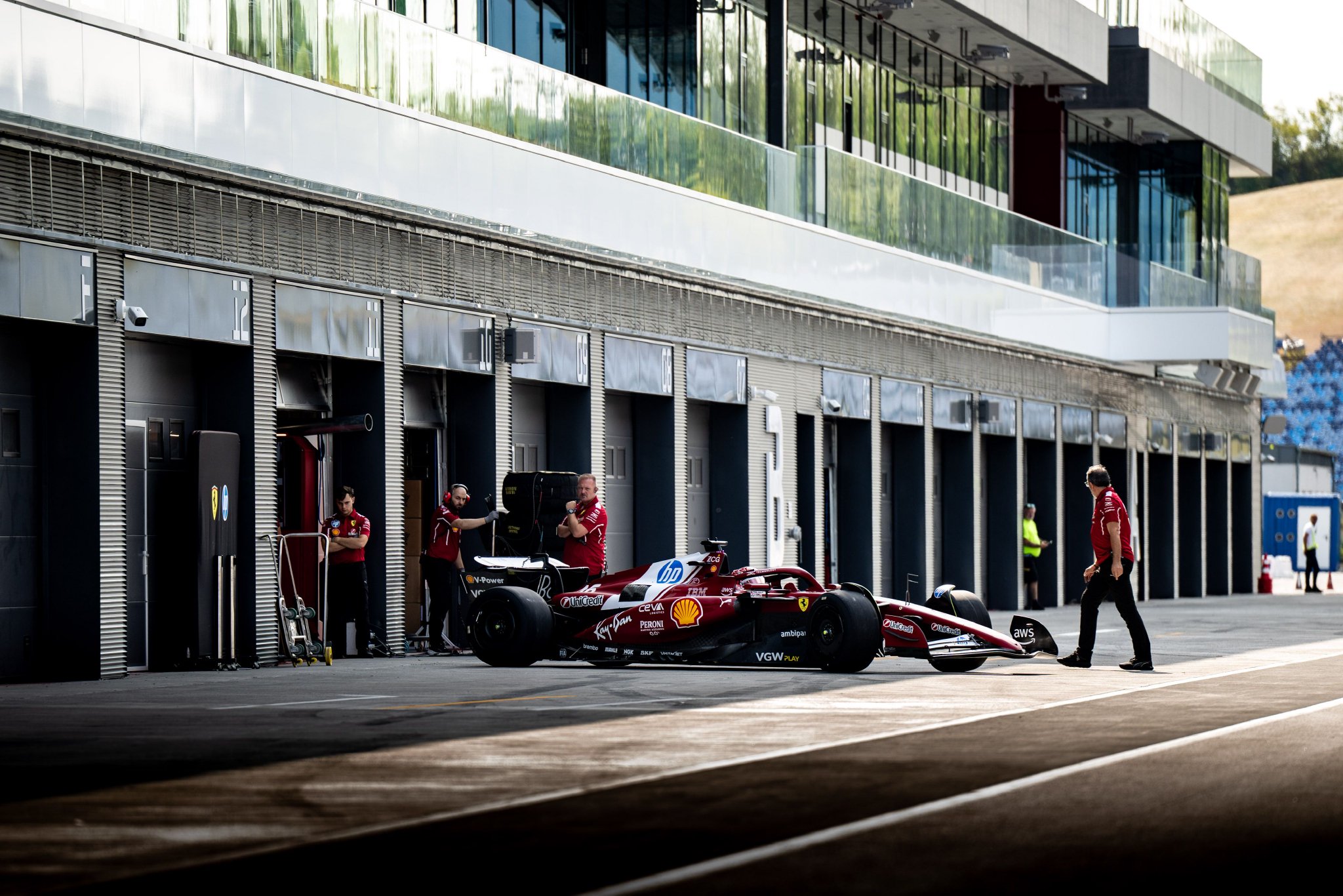 爱游戏大厅-红牛车队翻盘梅赛德斯,勒克莱尔统治全场