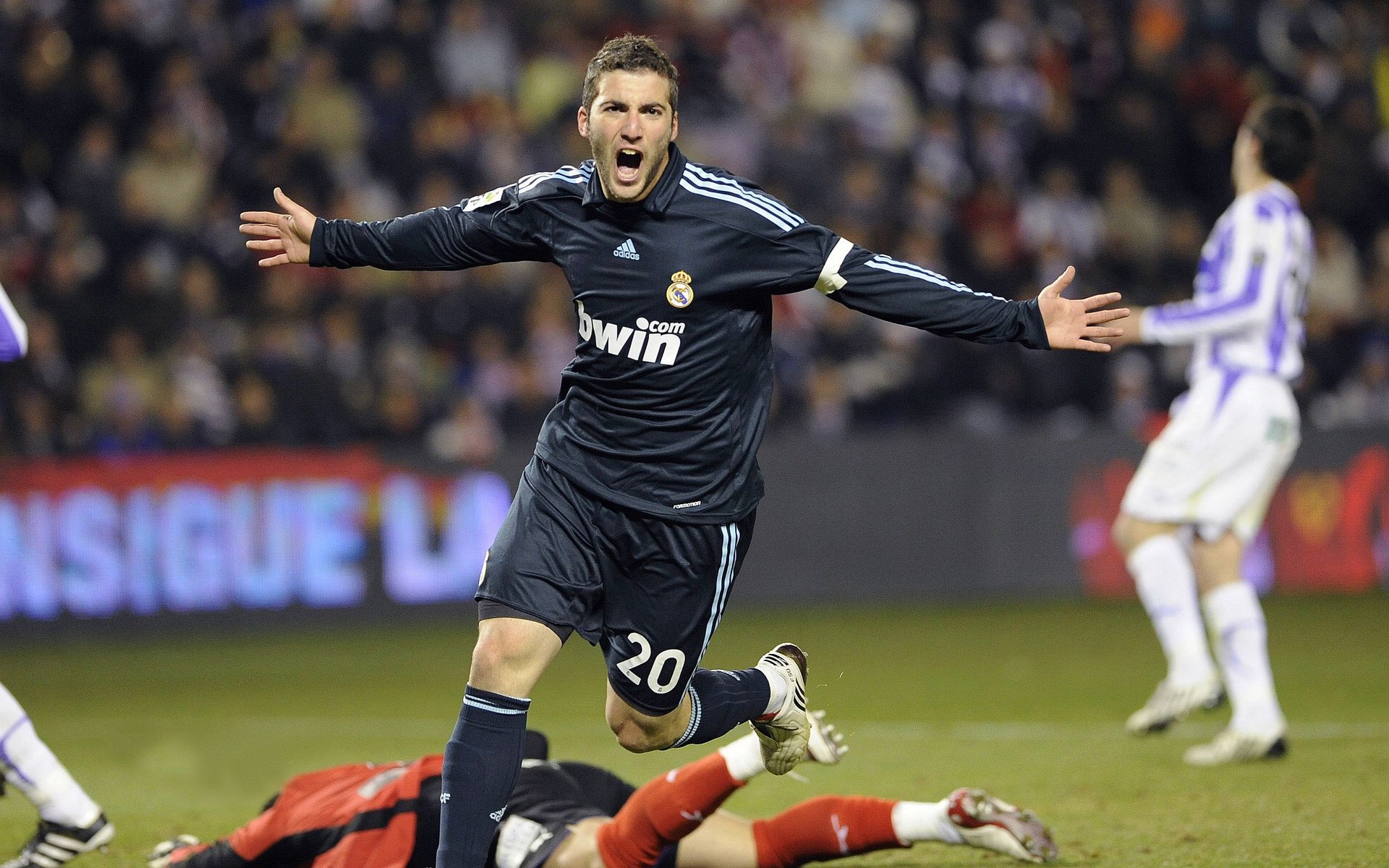 ayx世界杯2026-巴黎险胜阿根廷，卡瓦哈尔如何用一脚踢碎南美神话